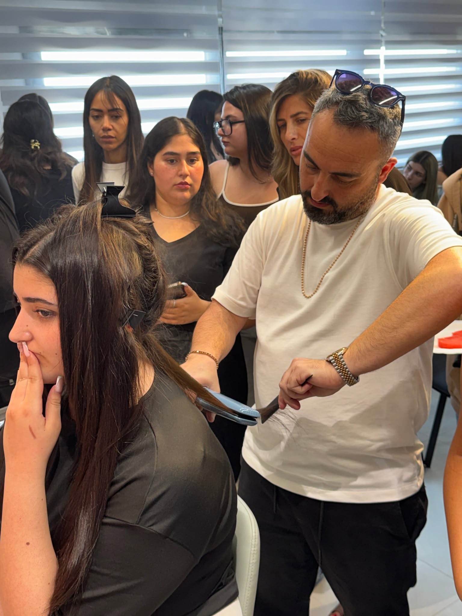עבודה על מודליסטית בהדרכת החלקת שיער פיברוסיל